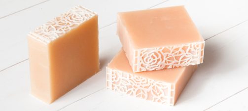 Coffret Savon Rose Musquée à l'huile essentielle de géranium d'Egypte & porte savon luffa – Image 2