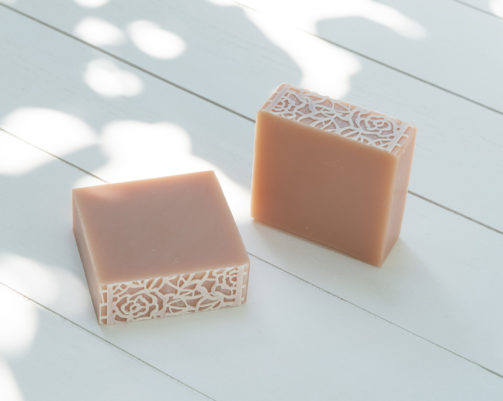 Coffret Savon Rose Musquée à l'huile essentielle de géranium d'Egypte & porte savon luffa – Image 4
