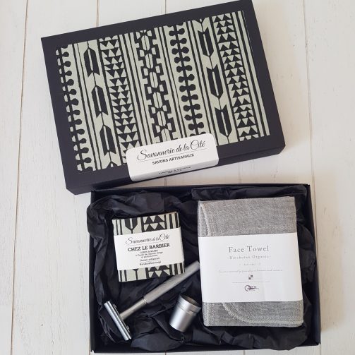 Coffret de rasage avec notre Savon du Barbier, une grande lavette en coton bio, un rasoir et son support